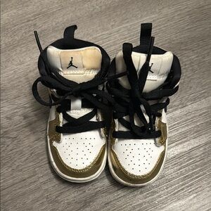 Jordan 1 Mid
Metallic Gold Black White (TD)